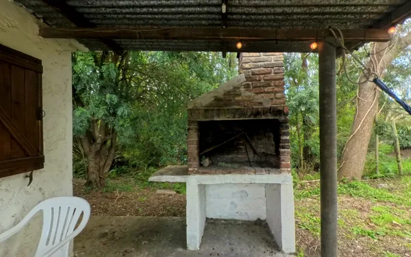Barbacoa techada con parrilla de ladrillo