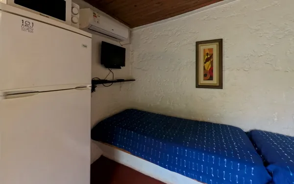 Dos camas en el living, con aire acondicionado y televisor