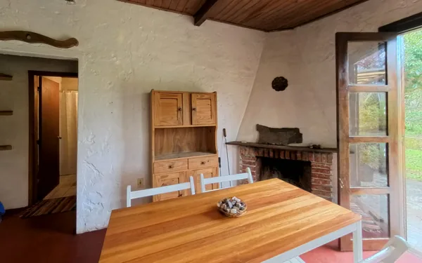 Comedor con mesa de madera y estufa a leña