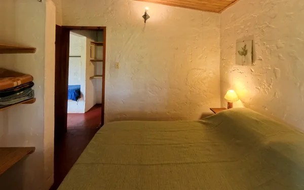 Dormitorio con cama matrimonial