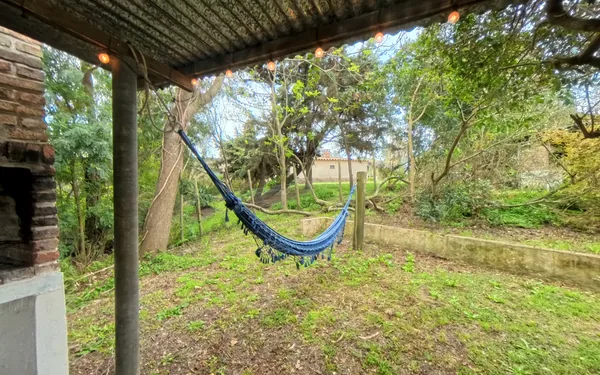 Hamaca paraguaya en el jardín, junto a la barbacoa