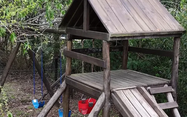Juegos para niños con tobogán y hamacas en el jardín